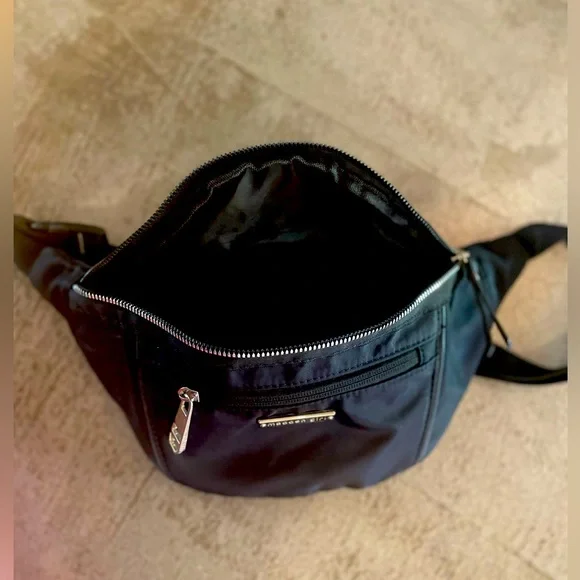 Madden Girl Fanny pack wrap - Picture 2 of 3